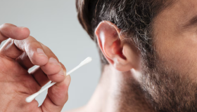 Olvídate de los hisopos: esta es la forma segura de limpiar tus oídos 