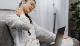 Corrige tu postura y dile adiós al “cuello tecnológico” con estos 5 ejercicios 