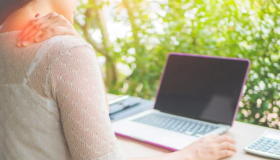 El “cuello tecnológico”: la consecuencia silenciosa de la era digital en los adolescentes 