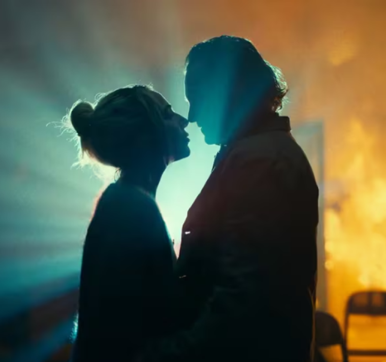 Un juicio, un romance y dos amantes. Arthur Fleck y Harley Quinn ponen la ciudad de cabeza en las nuevas imágenes del film que llega a cines el 3 de octubre