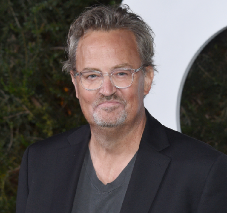 Matthew Perry, quien interpretó al sarcástico pero dulce Chandler Bing en la exitosa serie Friends, falleció a los 54 años.
