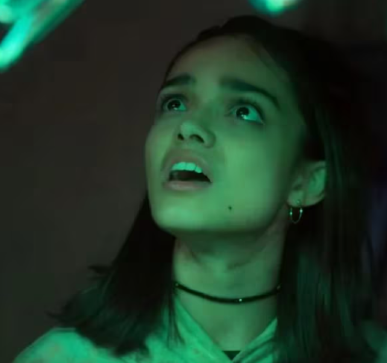 Computadoras asesinas y máquinas rebeldes atacan en el primer tráiler de “Y2K”, la próxima película de A24