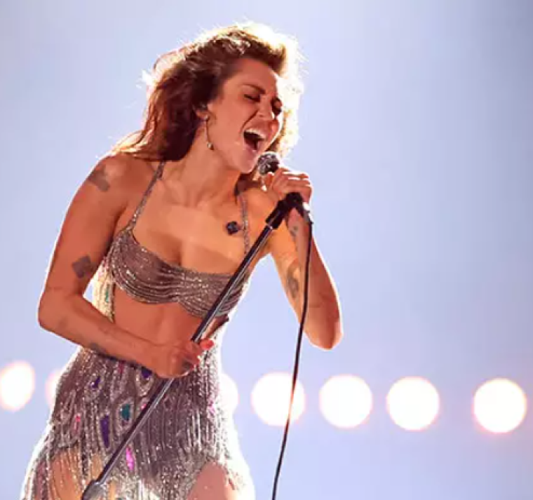 Demandan a Miley Cyrus por copiar una canción de Bruno Mars en 'Flowers'