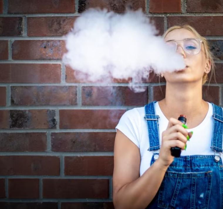 Cuál es el mejor método para que los jóvenes dejen el vapeo, que puede ser tan nocivo como el cigarrillo 