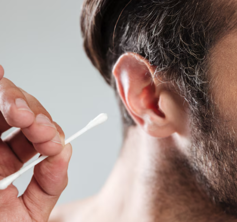 Olvídate de los hisopos: esta es la forma segura de limpiar tus oídos 