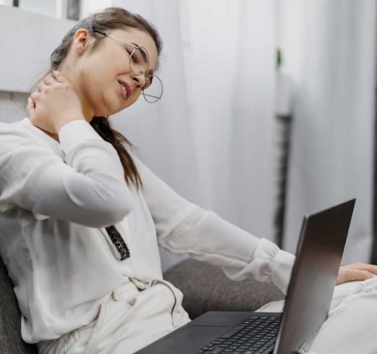 Corrige tu postura y dile adiós al “cuello tecnológico” con estos 5 ejercicios 