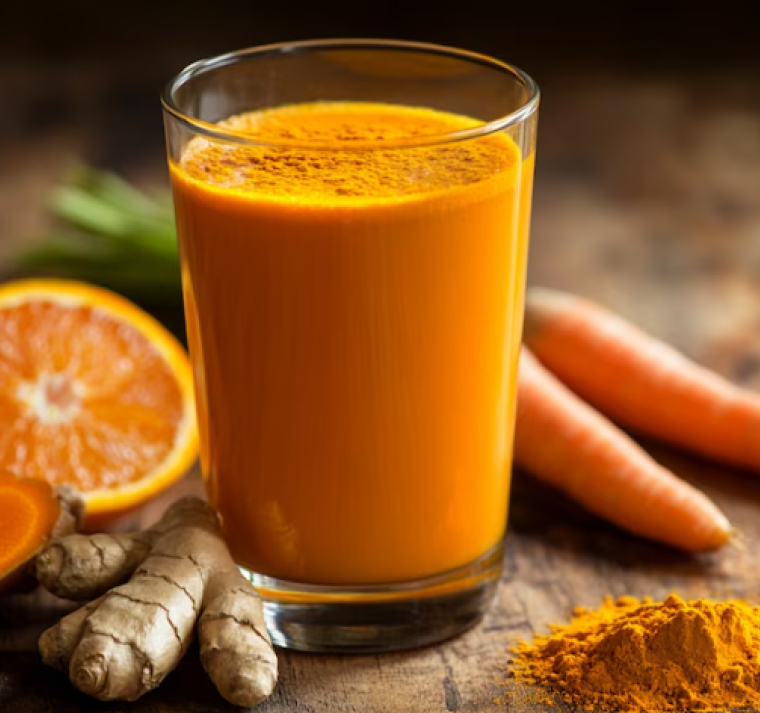 Descubre los efectos de tomar jugo de zanahoria y cúrcuma a diario 