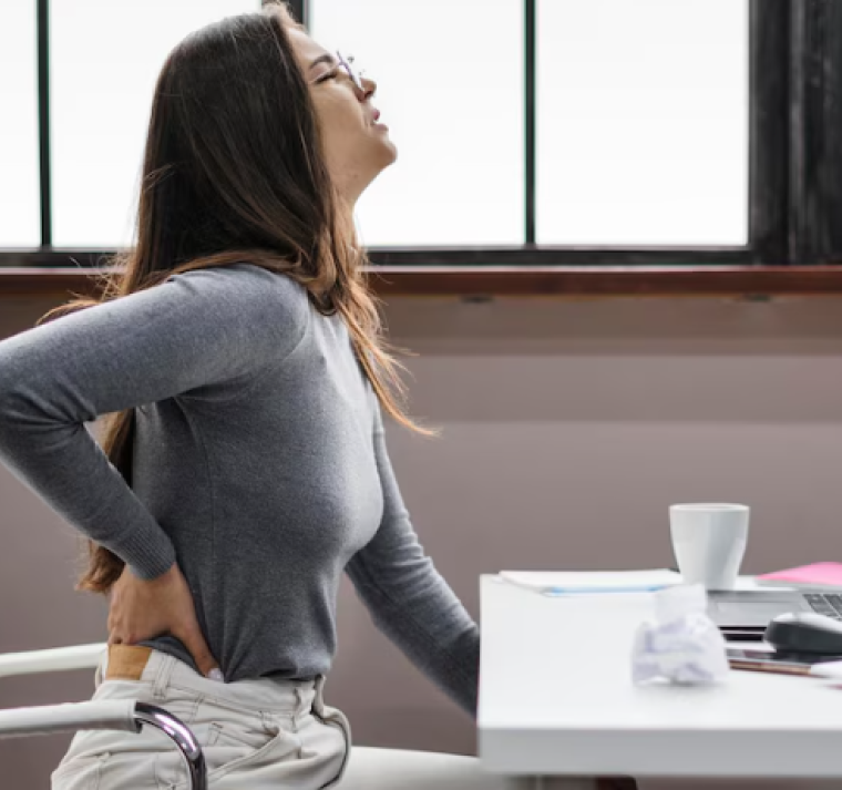 Cómo la mala postura diaria está dañando tu espalda, tu mente y tu digestión 