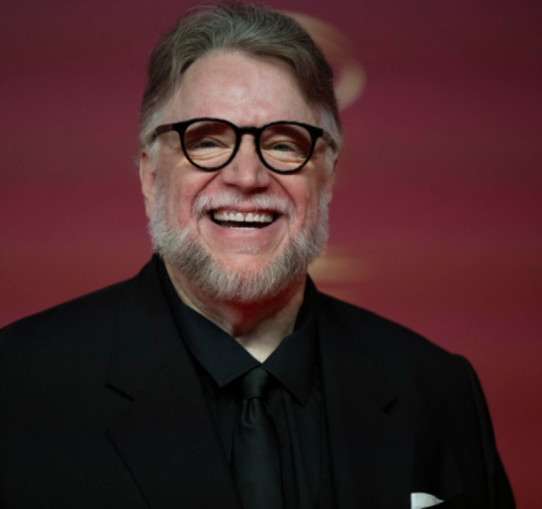 “No hay sustituto”: Del Toro defiende el cine en sala tras la compra de Warner por Netflix 