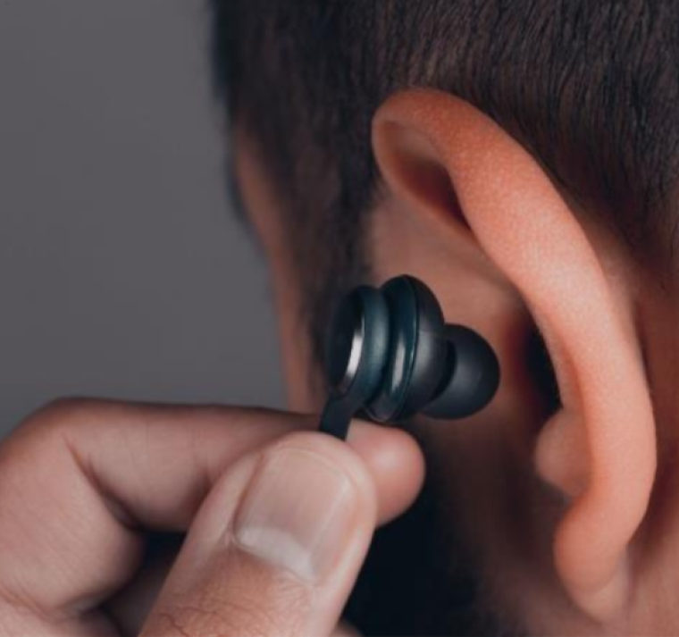 El mal hábito con audífonos que pone en riesgo tu salud 